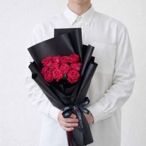 RR07-ช่อดอกกุหลาบแดงหนาแน่น-ห่อกระดาษสีดำสนิท-พรีเมียม