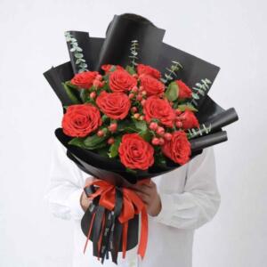 RR09-ช่อกุหลาบแดง-ประดับเบอร์รี่แดง-ห่อกระดาษสีดำสไตล์เกาหลี