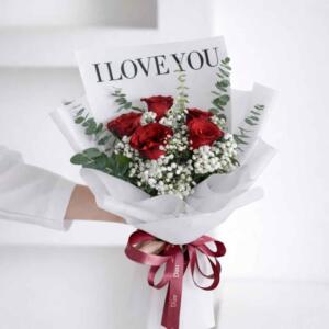 RR10-ช่อดอกกุหลาบสีแดง-การ์ด-I-Love-You-ห่อกระดาษสีขาวมินิมอล