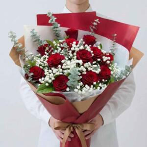 RR13-ช่อกุหลาบแดง-ห่อกระดาษสีแดงเบอร์กันดี-สไตล์คลาสสิก