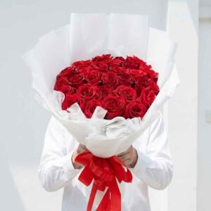 RR14-ช่อกุหลาบแดงเน้นดอกแน่น-ห่อกระดาษขาวชั้นเดียว-โบว์แดงใหญ่