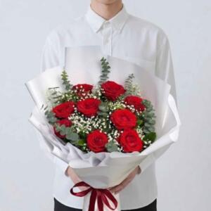 RR15-ช่อกุหลาบสีแดง-ประดับใบยูคาลิปตัส-ห่อกระดาษขาวสไตล์เกาหลี