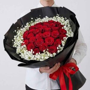 RR16-ช่อกุหลาบแดงทรงกลม-ประดับดอกยิปโซรอบช่อ-ห่อกระดาษสีดำ