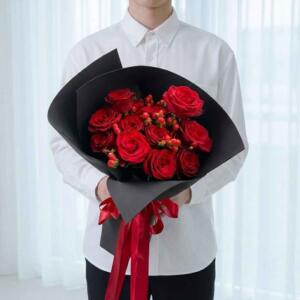 RR17-ช่อดอกกุหลาบแดงขนาดกลาง-ห่อกระดาษสีดำพรีเมียม-โบว์ริบบิ้นแดง