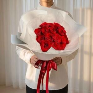 RR18-ช่อกุหลาบแดงทรงหัวใจ-ห่อกระดาษขาวออฟไวท์-สไตล์มินิมอล