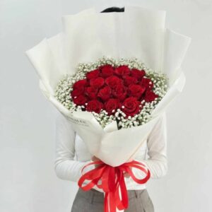 RR23-ช่อดอกกุหลาบแดง-แซมยิปโซ-ทรงกลม-Pure-Romance-กระดาษสีขาว