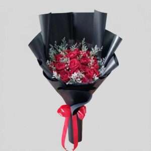 RR27-ช่อกุหลาบแดง-กระดาษห่อสีดำ-ทรงสูง-Midnight-Rose-เท่ห์-หรูหรา