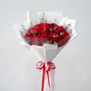 RR28-ช่อดอกกุหลาบแดง-ทรงกว้าง-Bright-Red-แซมดอกไม้สีขาว-สดใส