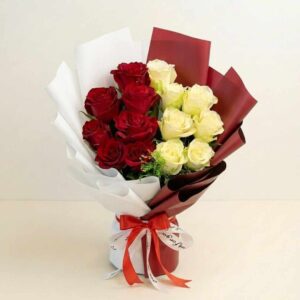 RR32-ช่อกุหลาบแดงผสมขาว-ทรงหัวใจ-Two-Tone-หรูหรา-เซอร์ไพรส์แฟน