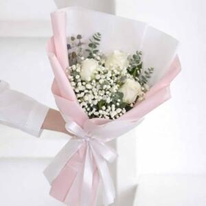 RW01-ช่อดอกกุหลาบขาวสไตล์มินิมอล ห่อกระดาษสีชมพูสลับขาว