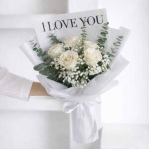 RW02-ช่อกุหลาบขาวประดับใบยูคาลิปตัส พร้อมบอกรัก I Love You