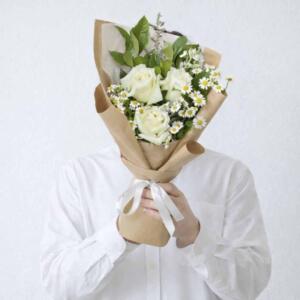 RW05-ช่อดอกกุหลาบขาวโทนธรรมชาติ ห่อกระดาษสีน้ำตาลสุดคลาสสิก