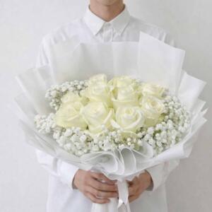 RW06-ช่อกุหลาบขาวช่อใหญ่พิเศษ ประดับดอกยิปโซ ห่อสีขาวเรียบหรู