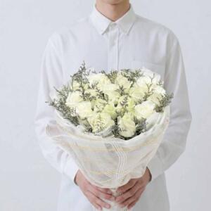 RW08-ช่อกุหลาบขาวสไตล์วินเทจ ห่อตาข่ายสีขาว ดูอ่อนหวานและนุ่มนวล