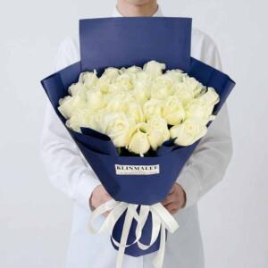 RW09-ช่อกุหลาบขาวช่อใหญ่ (Grand White) ห่อกระดาษสีน้ำเงินรมดำสุดเท่