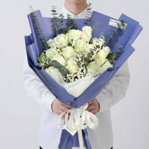 RW10-ช่อดอกกุหลาบขาวทรงสูง ห่อกระดาษโทนสีน้ำเงิน-ฟ้า