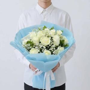 RW11-ช่อกุหลาบขาวสไตล์เกาหลี ห่อกระดาษสีฟ้าพาสเทล ดูละมุน