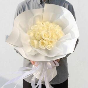 RW13-ช่อกุหลาบขาวจัดทรงกลม สไตล์มินิมอล ห่อกระดาษขาวพรีเมียม