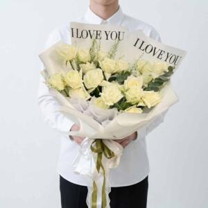 RW17-ช่อกุหลาบขาวประดับใบไม้สีเขียว พร้อมการ์ด I Love You ห่อขาว