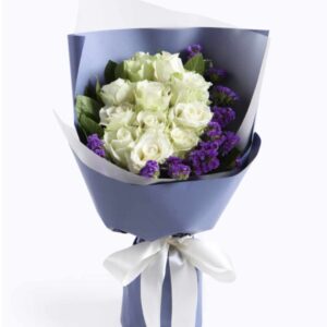 RW19-ช่อกุหลาบขาว-แซมสแตติสม่วง-ทรงพุ่ม-Blue-Sky-Vibe-ห่อกระดาษฟ้า