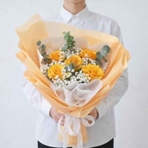 RY01-ช่อกุหลาบสีเหลืองส้ม-Yellow-Orange-Roses-ห่อกระดาษสีส้มสดใส