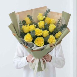 RY02-ช่อกุหลาบสีเหลืองทอง-Yellow-Roses-Bouquet-ห่อกระดาษสีเขียวขี้ม้า