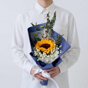 SUN01-ช่อดอกทานตะวัน-ห่อกระดาษน้ำเงิน-ของขวัญรับปริญญา-สไตล์มินิมอล