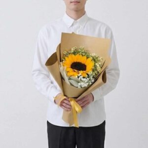 SUN03-a-ช่อดอกทานตะวัน-ห่อกระดาษน้ำตาล-ริบบิ้นเหลือง-แทนความสดใส
