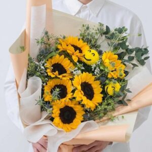 SUN09-ช่อดอกไม้ทานตะวัน-แซมดอกไม้เหลือง-ตุ๊กตาหน้ายิ้ม-ห่อครีม-แสดงความยินดี