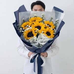SUN11-ช่อดอกทานตะวัน-พรีเมียม-ห่อกระดาษน้ำเงินเข้ม-ช่อใหญ่พิเศษ-เซอร์ไพรส์แฟน