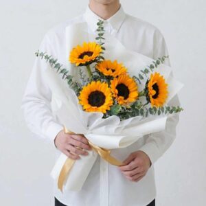 SUN13-ช่อทานตะวัน-ห่อสีขาวมินิมอล-ริบบิ้นทอง-ดอกไม้สด-รับปริญญา