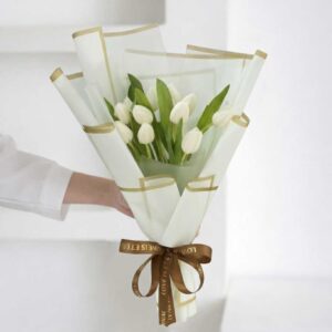 TU01-ช่อทิวลิปขาว-10ดอก-โทนคลีน-ห่อขาวขอบทอง-สไตล์มินิมอล