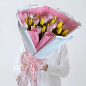 TU06-ช่อทิวลิปหลากสี-ช่อใหญ่-โทนสีรุ้ง-ห่อขาวตัดชมพูหวาน