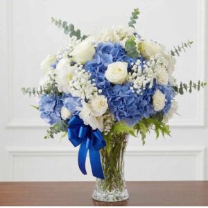 VASECLB01-แจกันไฮเดรนเยียฟ้า-กุหลาบขาว-โทนเย็น-จัดพุ่มทรงกลม