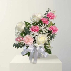 VASECLP01-แจกันดอกคาร์เนชั่นชมพู-กุหลาบขาว-โทนสดใส-ทรงพุ่มเตี้ย