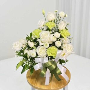 VASECLW01-แจกันดอกกุหลาบขาว-คาร์เนชั่นเขียว-โทนสะอาด-จัดทรงสูง