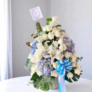 VASECLW02-แจกันไฮเดรนเยียฟ้า-กุหลาบขาว-โทนเย็น-จัดพุ่มใหญ่