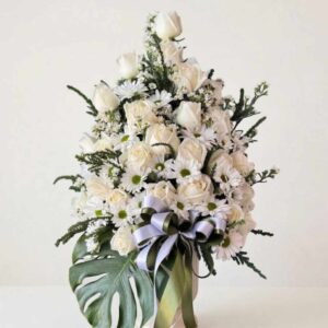 VASECLW03-แจกันดอกกุหลาบขาว-ทนขาวเขียว-ทรงสามเหลี่ยม