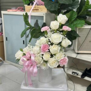 VASECLW05-แจกันดอกกุหลาบขาว-คาร์เนชั่นชมพู-โทนหวาน-จัดเล่นระดับ