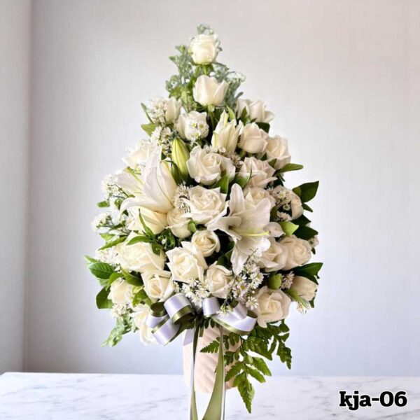 kja-06-แจกันดอกไม้สด กุหลาบขาว ลิลลี่