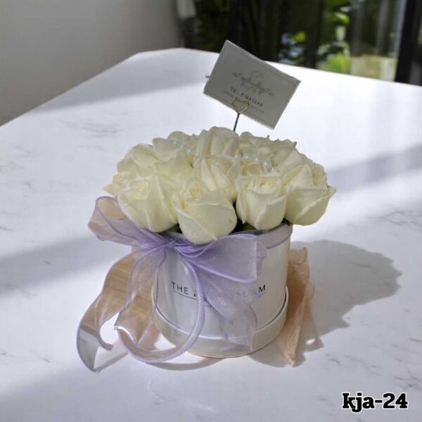 kja-24-กล่องดอกไม้สด กุหลาบขาว