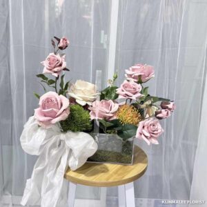 pak01-กระเช้าอะคริลิคใส ดอกไม้สีชมพูพีช โบว์หรูหรา ของขวัญสุดเอ็กซ์คลูซีฟที่มีจำนวนจำกัด