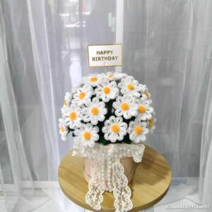 pbaskw01-กล่องดอกไม้เดซี โทนสีขาว กัมมะหยี่ โบว์ลายลูกไม้