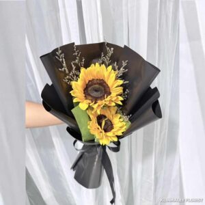 SUN19-ช่อดอกดานตะวัน 2 ดอกห่อกระดาษดำ
