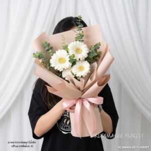 yer07-ช่อดอกเยอบิร่า 3 ดอก แซม กุหลาบขาว หรือคาร์เนชั่นขาว