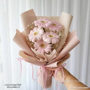 yer09-ช่อดอกเยอบิร่าชมพู 5 ดอก แซมยิบโซ เจ้าหญิงน้อย